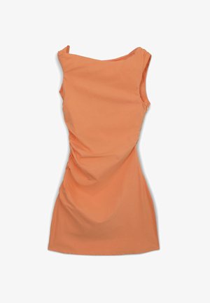 Abito arancione senza maniche con scollatura a barca, dettagli arricciati ai lati e texture liscia. Nessun hardware o motivo visibile.
