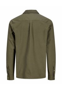 Cămașă verde măsliniu cu mânecă lungă, guler cu nasturi, tiv drept și manșete cu nasturi. Textură fină a țesăturii, cu elemente de design minimale.