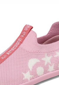Rosa Slip-On-Schuhe aus Netzstoff, mit strukturierter Oberfläche und Mustern von weißen Sternen und Monden. Roter Zugriemen mit dem Text "Attenzann".