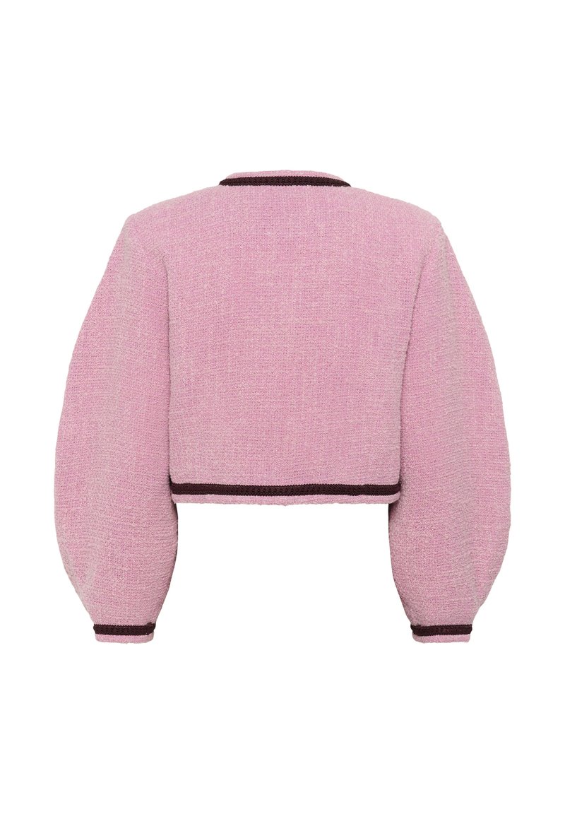 Avskuren rosa tröja med texturerat stickat tyg, voluminösa ärmar och mörk kant runt kragen och nederkanten. Bakifrån visas.
