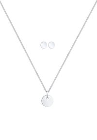 Collana d'argento con un pendente circolare, caratterizzata da una finitura liscia, accompagnata da orecchini a perno rotondi abbinati.