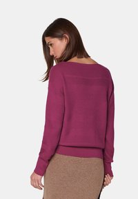Magenta gestrickter Pullover mit lockerer Passform, Raglanärmeln und gerippten Bündchen. Mit horizontaler Streifenstruktur und weitem Halsausschnitt.