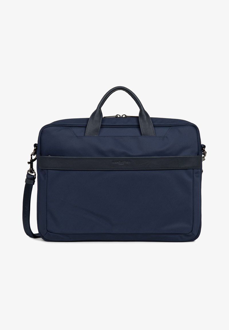 Sac à ordinateur en nylon bleu marine avec des accents en cuir, deux poignées supérieures, sangle d'épaule réglable et un design minimaliste. Fermeture zippée.