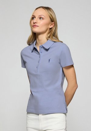 Polo shirt azzurro chiaro in cotone, con colletto classico, chiusura a tre bottoni e logo ricamato sul lato sinistro del petto.