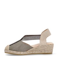 Sandalia espadrille con un exterior textil en tonos beige y gris, que presenta una plataforma de yute trenzado y un diseño cortado y transpirable.