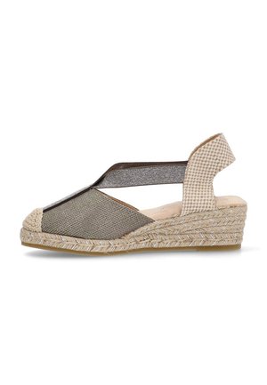 Sandalia espadrille con un exterior textil en tonos beige y gris, que presenta una plataforma de yute trenzado y un diseño cortado y transpirable.
