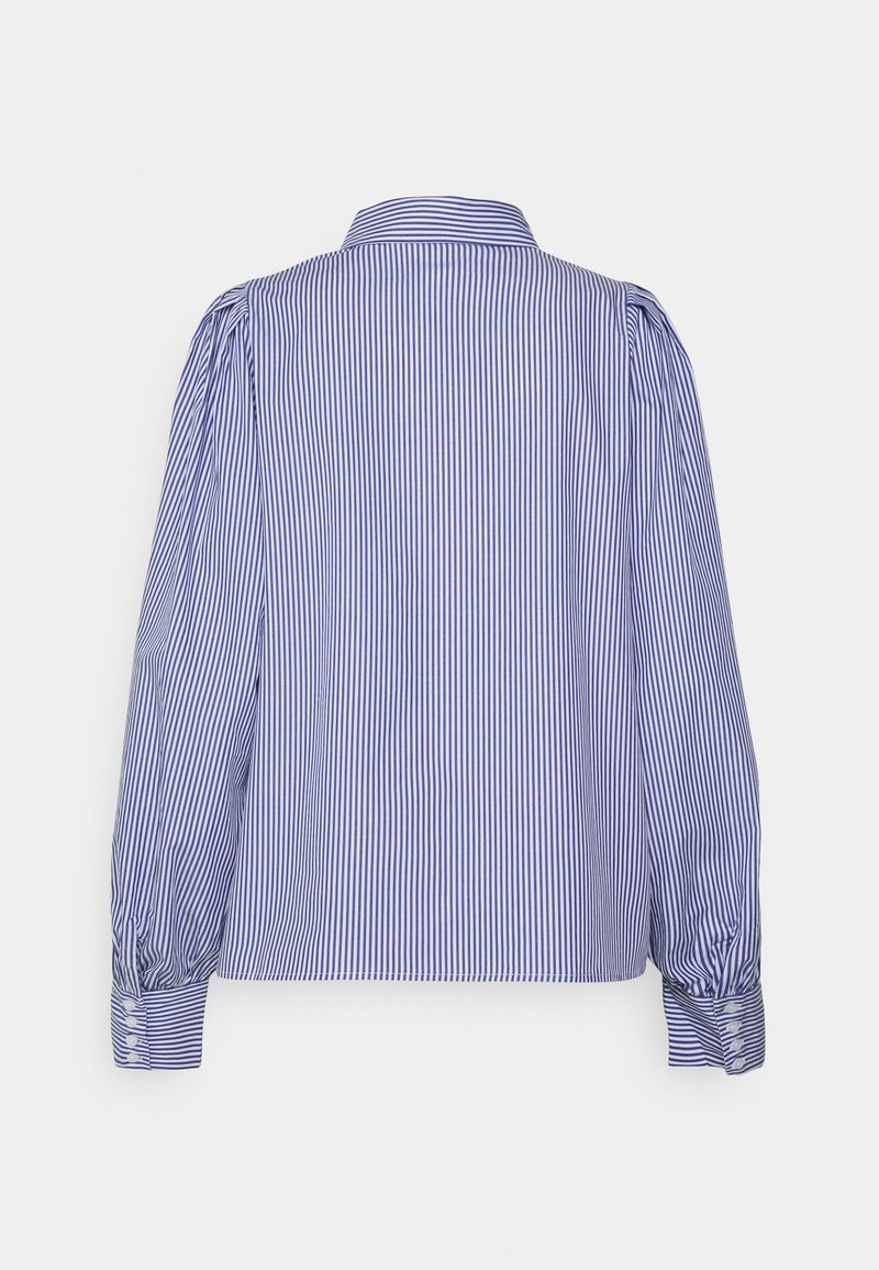 Camisa a rayas azul y blanca, con cuello, mangas largas abullonadas y puños abotonados, fabricada en una tela ligera.