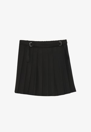 Gonna nera plissettata con un dettaglio della cintura a doppia fibbia in vita, esposta su uno sfondo bianco.