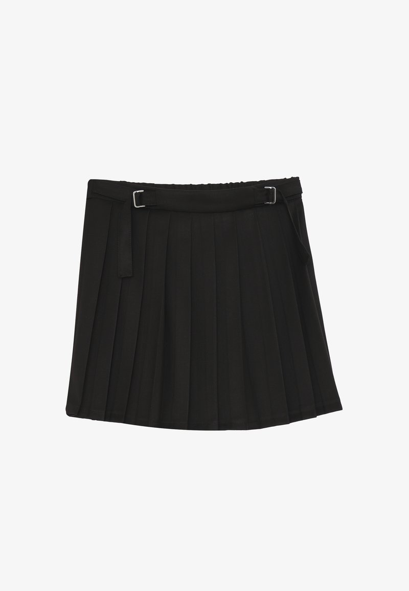 Gonna nera plissettata con un dettaglio della cintura a doppia fibbia in vita, esposta su uno sfondo bianco.