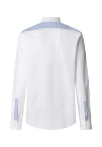 Camicia da uomo bianca a maniche lunghe con dettagli a righe blu sulla parte superiore della schiena e sui polsini, colletto con bottoni, vista posteriore su sfondo bianco.