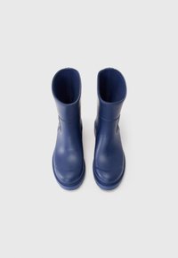 Bottes de pluie en caoutchouc bleu avec une texture lisse, hauteur mi-mollet, bout arrondi et coutures renforcées, adaptées aux conditions humides.