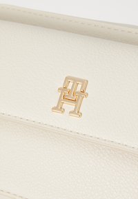 Tommy Hilfiger DISTINCT CAMERA BAG - Cross body bag - classic beige