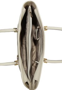 Sac à main en cuir beige clair avec deux poignées, compartiments zippés et intérieur texturé. Il présente des accents en métal doré.