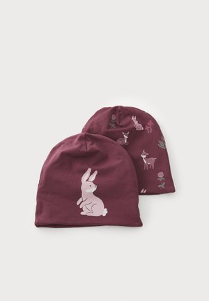 Due cappelli di lana color bordeaux realizzati in tessuto morbido. Uno presenta una grafica di un coniglio rosa; l'altro ha varie illustrazioni di animali e piante.