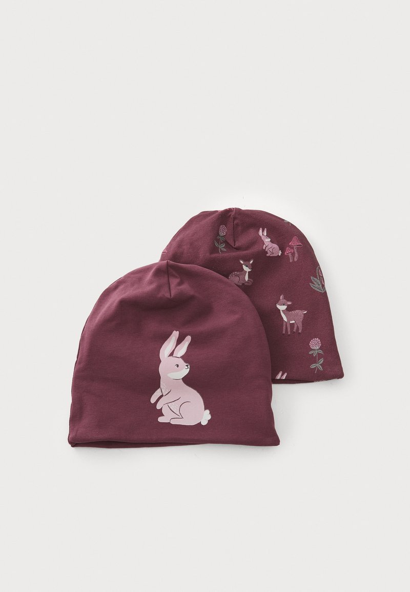 Due cappelli di lana color bordeaux realizzati in tessuto morbido. Uno presenta una grafica di un coniglio rosa; l'altro ha varie illustrazioni di animali e piante.