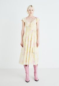 Hollister Co. - EMEA DOUBLE TIE MIDI DRESS  - Vapaa-ajan mekko - yellow/pink Pienoiskuva 1