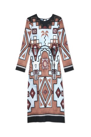 Aansluitende jurk met een ronde halslijn, lange mouwen, gedurfde geometrische patronen in bruin, blauw en wit. Geplooide textuur, zwarte accenten.