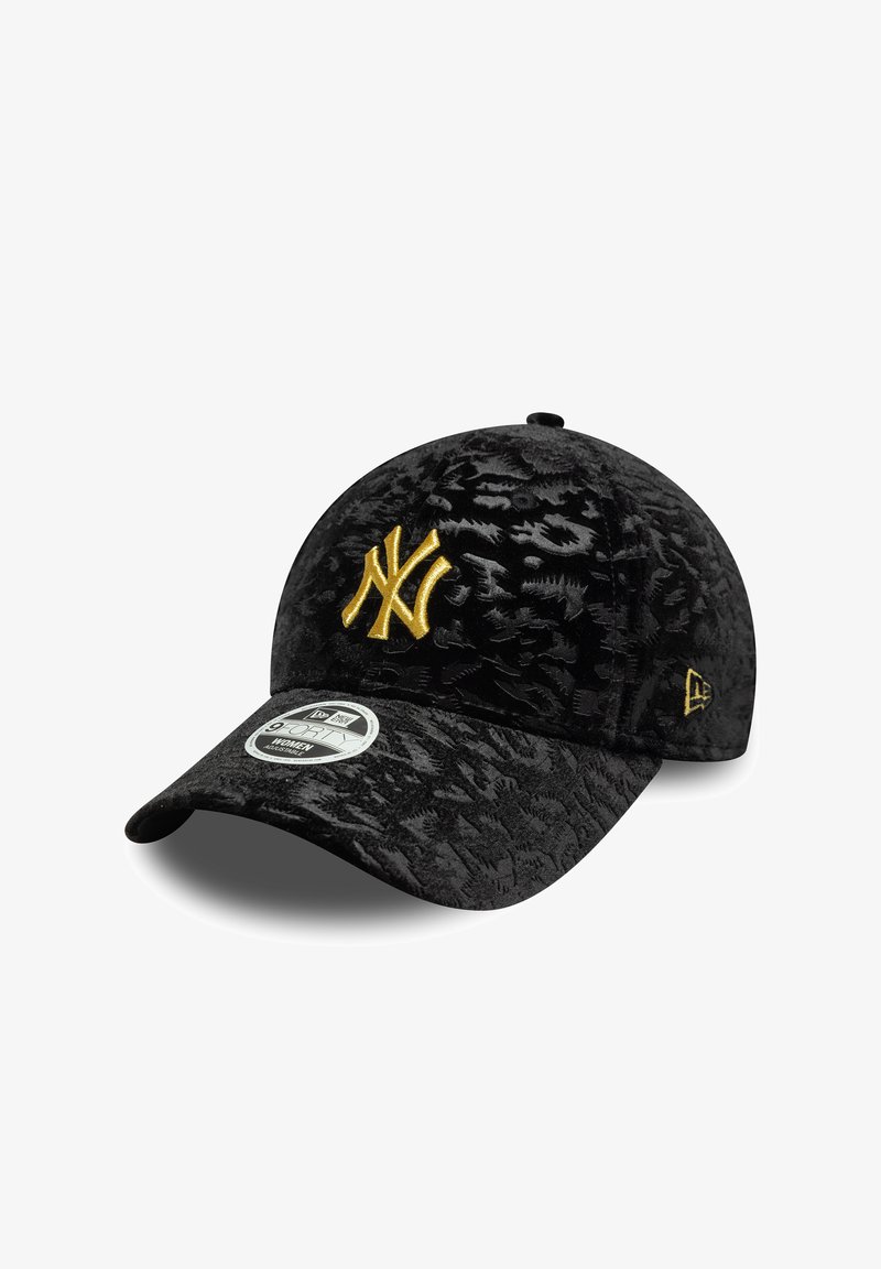 Căciulă neagră cu un model texturat, având un logo brodat în aur al New York Yankees pe față și un autocolant branded pe bibilă.
