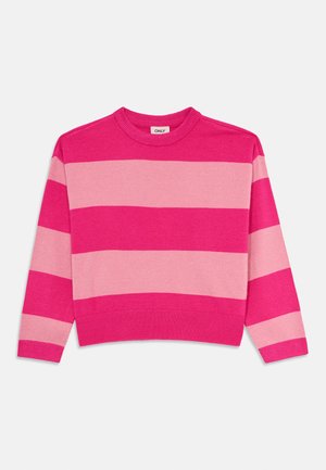 Rosa og lys rosa langermet genser med brede horisontale striper, rund hals, og ribbede cuffs og kant på hvit bakgrunn.