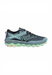 Scarpa da trail running con una tomaia in mesh blu scuro, dettagli verdi e sovrapposizioni nere testurizzate. Presenta una intersuola spessa verde e una suola Vibram.