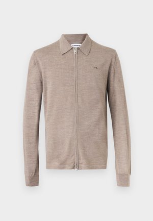 Μπεζ μάλλινο πουλόβερ με φερμουάρ, μακριά μανίκια, γιακά και μικρό λογότυπο JL στο αριστερό στήθος, απεικονίζεται σε απλό φόντο.