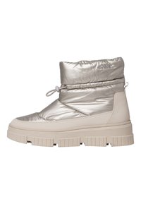 Bottes de cheville métalliques argentées avec un dessus rembourré, un cordon élastique et une épaisse semelle en caoutchouc beige présentant un motif de relief.