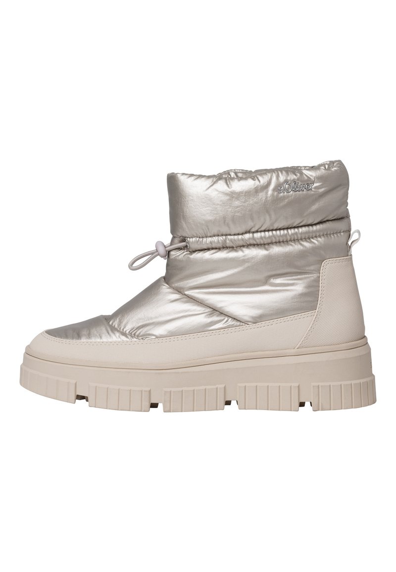 Bottes de cheville métalliques argentées avec un dessus rembourré, un cordon élastique et une épaisse semelle en caoutchouc beige présentant un motif de relief.