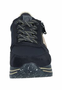 Schwarzer Sneaker mit Obermaterial aus strukturiertem Stoff, kontrastierenden goldenen Schnürsenkeln und einem dekorativen Reißverschluss. Verfügt über eine gepunktete Sohle und ein rundes Zehendesign.