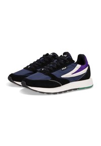 Sneaker nere e blu navy con tomaia in suede e tessuto, dettagli bianchi e viola, chiusura con lacci e suola verde.