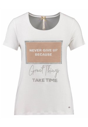 Camiseta blanca de manga corta con cuello redondo y texto "Never give up because great things take time" en el frente en varias tipografías.