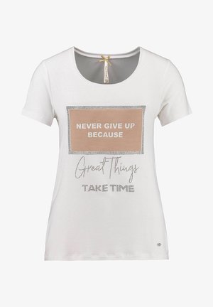Camiseta blanca de manga corta con cuello redondo y texto "Never give up because great things take time" en el frente en varias tipografías.