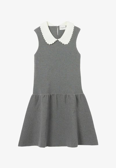 Abito grigio senza maniche con gonna a ruota, dotato di un colletto bianco a forma di scallop e cerniera nella parte posteriore. Tessuto morbido con un motivo sottile.