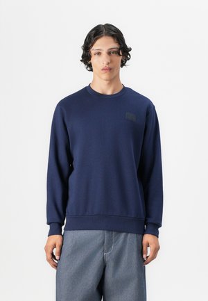 Navyblauwe sweatshirt gemaakt van zachte katoen, met een ronde halslijn, lange mouwen en een klein merkembleem op de borst.