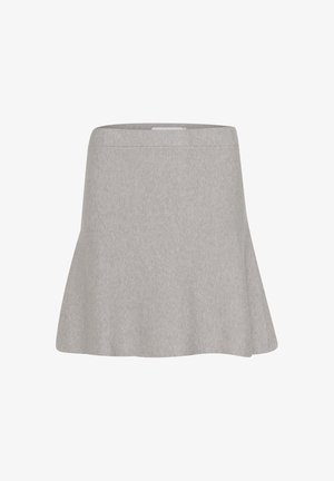 Siva krožna krila iz teksturirane tkanine, ki ima gladek pas in rob, ki se širi navzven, kar ustvari mile silhueto.