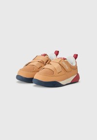 Orangene und marineblaue Sportschuhe mit zwei Klettverschlüssen, strukturiertem Obermaterial, Gummisohlen und einem kleinen roten Akzent an der Ferse.