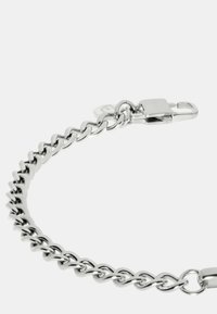 Bracciale in metallo argentato con maglie intrecciate, superficie liscia e chiusura a scatto sicura.