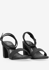 Sandali neri con tacco alto, con tomaia in tessuto testurizzato, punta aperta, doppie cinghie sul davanti, cinturino alla caviglia e tacco a blocco largo.