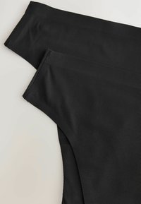 Tissu noir à côtes présentant une texture lisse et un design ajusté, avec des bords arrondis et des coutures nettes, adapté aux vêtements.