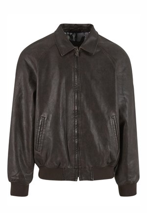 Veste aviateur en cuir marron avec fermeture éclair, col à revers, poches latérales, poignets et ourlet côtelés, présentant une finition texturée.