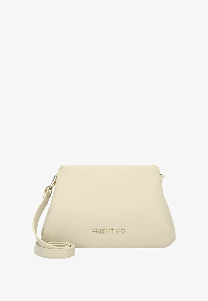 Borsa a mano in pelle beige con texture liscia, chiusura con cerniera, tracolla removibile e logo "VALENTINO" in rilievo sulla parte anteriore. Forma rettangolare.