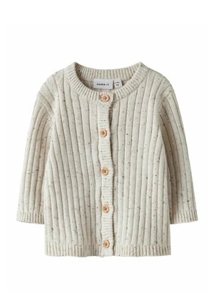 Lys beige ribbestrikket cardigan laget av myk strikk, med seks treknapper foran og rund hals med lange ermer.