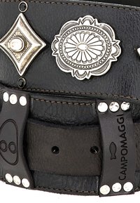 Cintura in pelle nera con decorazioni color argento, inclusi dettagli in metallo decorativi e borchie. Etichetta del marchio visibile.