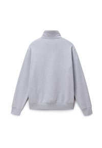 Γκρι φούτερ με ψηλό γιακά, άνετη γραμμή και ριμπ τελειώματα στα μανίκια. Κατασκευασμένο από μαλακό, υφασμένο φλις υλικό, χωρίς ορατά σχέδια ή διακοσμήσεις.