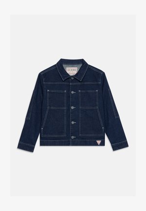 Giacca di jeans blu scuro con chiusura a bottoni, quattro tasche frontali con cuciture bianche, colletto e piccola toppa con logo del marchio in basso a destra.