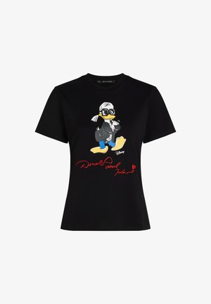 Zwarte katoenen T-shirt met een kleurrijke cartoonfiguurafbeelding en rode tekst "Donald en Karl" op de voorkant. Korte mouwen, klassieke pasvorm.