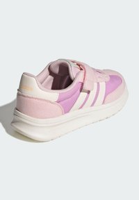 Baskets de sport roses et violettes en matériaux synthétiques et en daim, avec une bande Velcro, des rayures blanches et une semelle rembourrée.