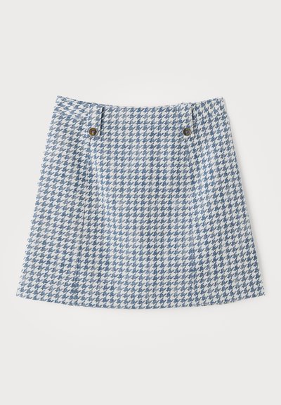 Sukňa s modro-bielym vzorom houndstooth, so zavádzajúcim tvarom, s dvoma prednými gombíkmi a textúrovaným tkaným materiálom.