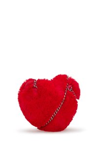 Borsa a forma di cuore rossa e pelosa con una catena argentata su uno sfondo bianco.