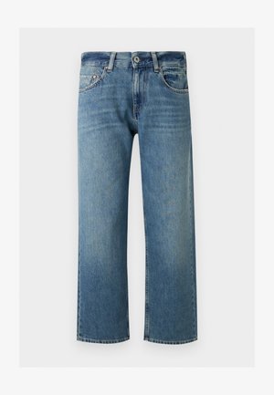 Kék, egyenes szárú farmernadrág gombos záródással, első zsebekkel és övhurkokkal, fehér háttér előtt.