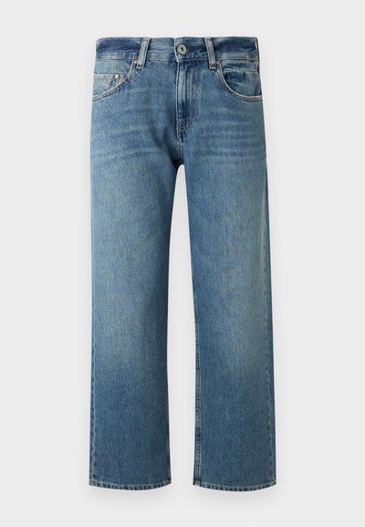 Μπλε τζιν παντελόνια με ίσια γραμμή, κλείσιμο με κουμπί, μπροστινές τσέπες και θηλιές για ζώνη σε λευκό φόντο.